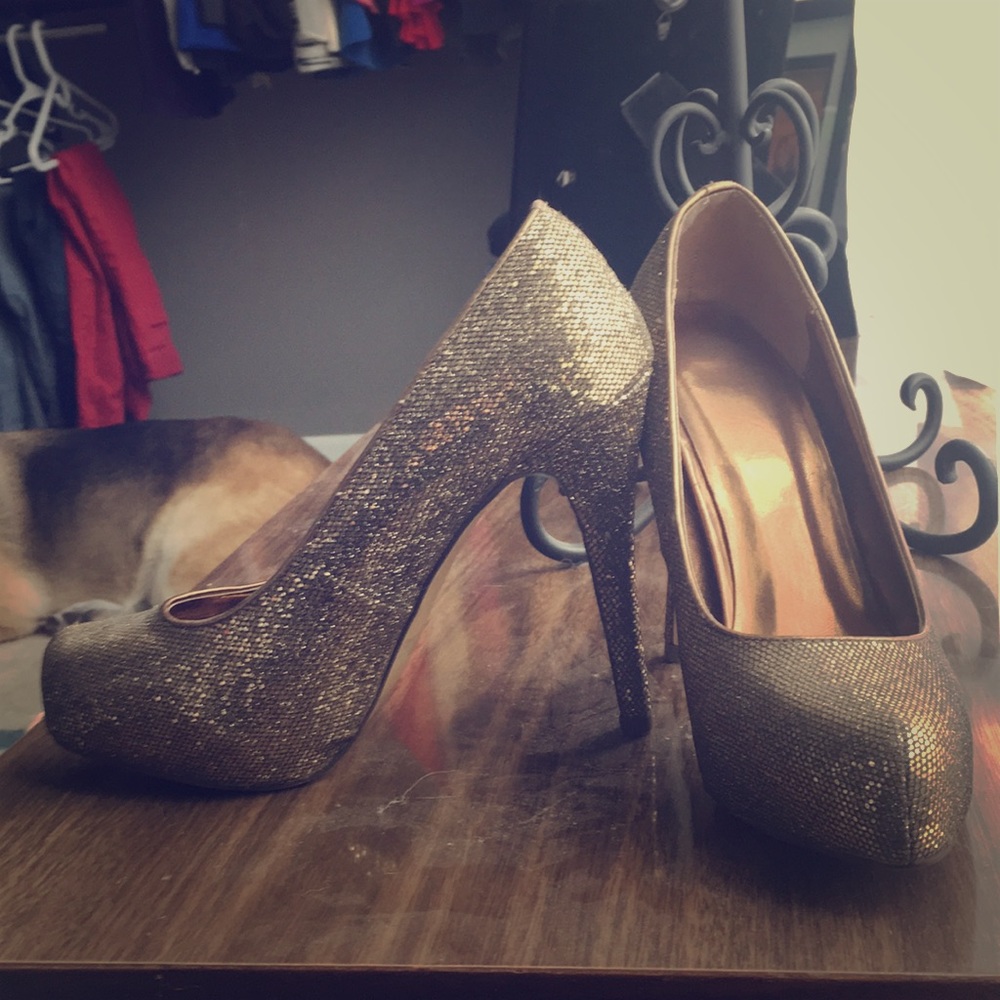 Gold pumps